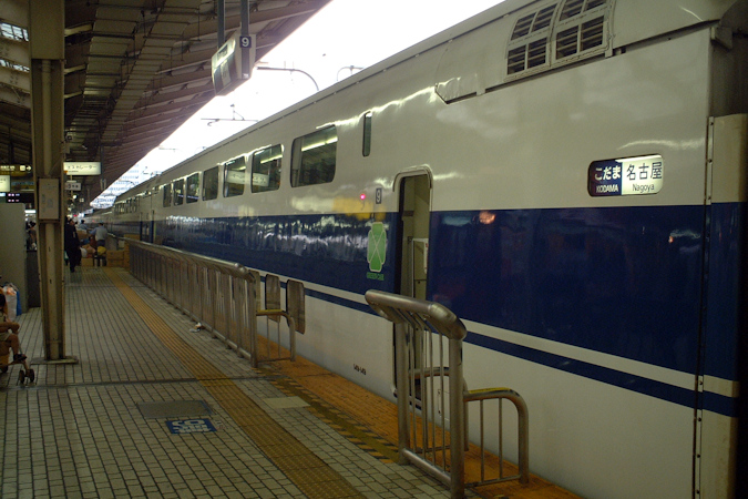 2003年8月6日 東京駅で100系「こだま」を撮影する